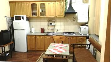 Traditional Apartment | Private kitchen | Full-size fridge, microwave, stovetop, electric kettle