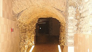 Un tunnel en pierre avec un étroit passage et une ligne blanche qui marque le centre.