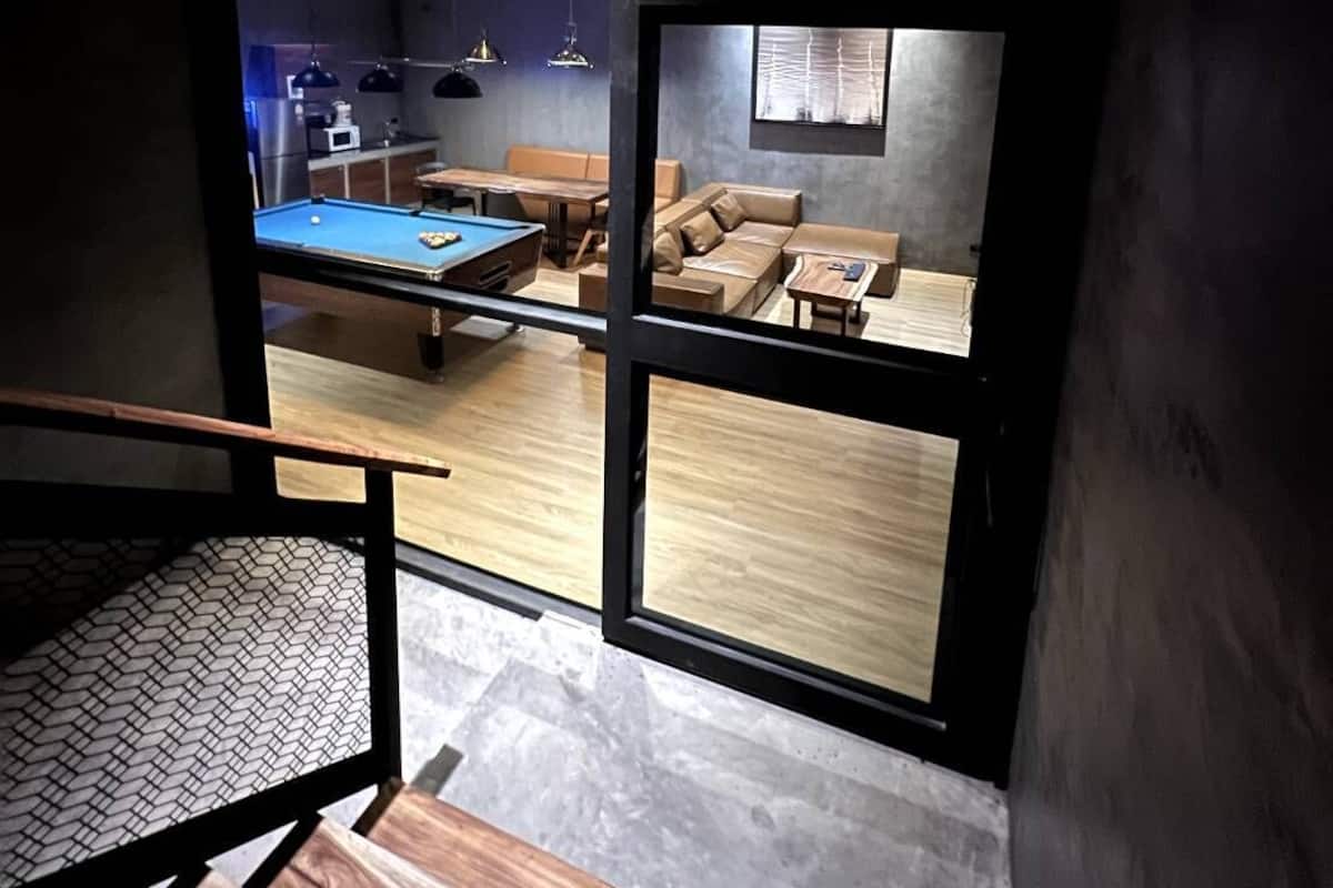 Classic Villa, Birden Çok Yatak Odası, Kişiye Özel Havuzlu, Havuz Manzaralı | Oturma alanı | LCD televizyon
