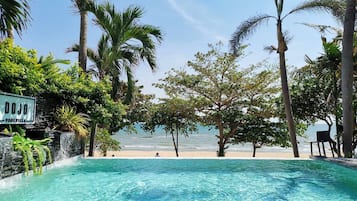 Villa Familiale, 6 chambres, vue mer, en front de plage | Coin séjour | Télévision LCD