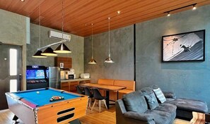 วิลล่าสำหรับครอบครัว, 5 ห้องนอน, สระว่ายน้ำส่วนตัว, วิวสระว่ายน้ำ | บริเวณนั่งเล่น | ทีวีจอแอลซีดี