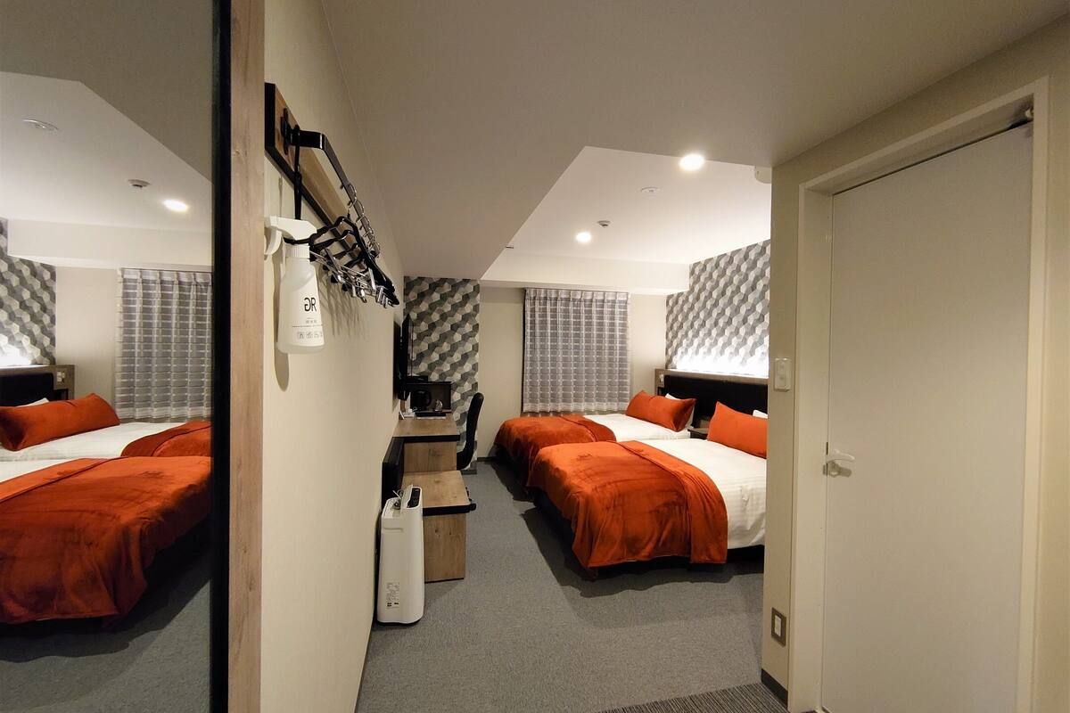 1 bedroom, down duvets, desk, laptop workspace