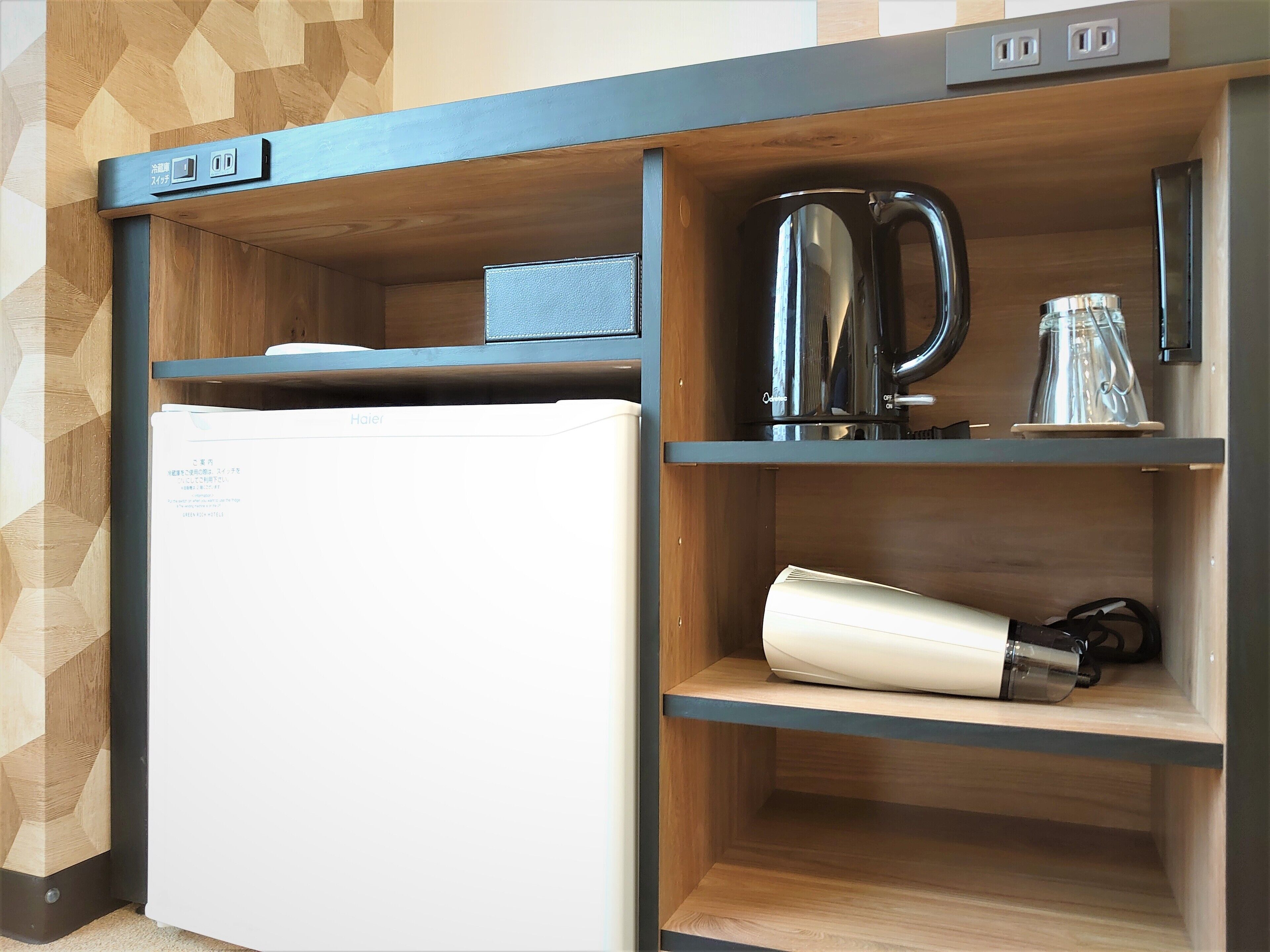 1 bedroom, down duvets, desk, laptop workspace