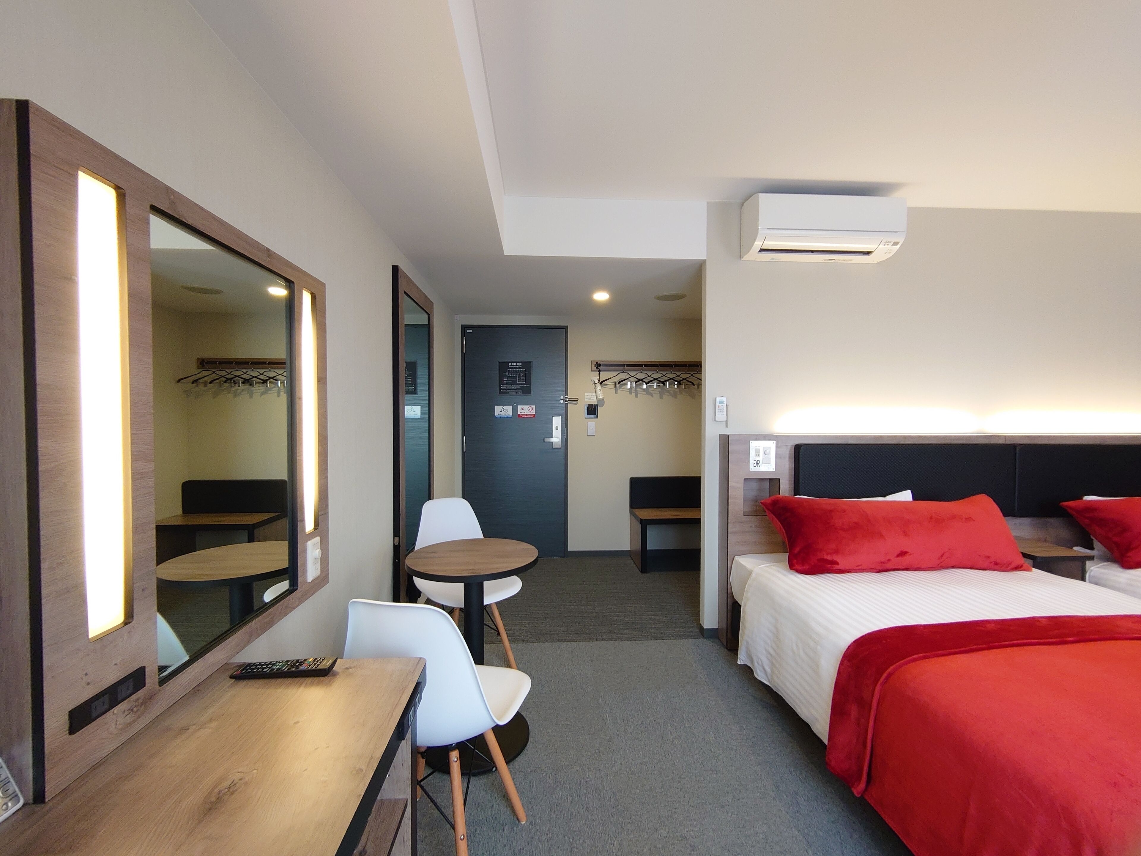 Cubrecamas, escritorio y espacio para trabajar con laptop 