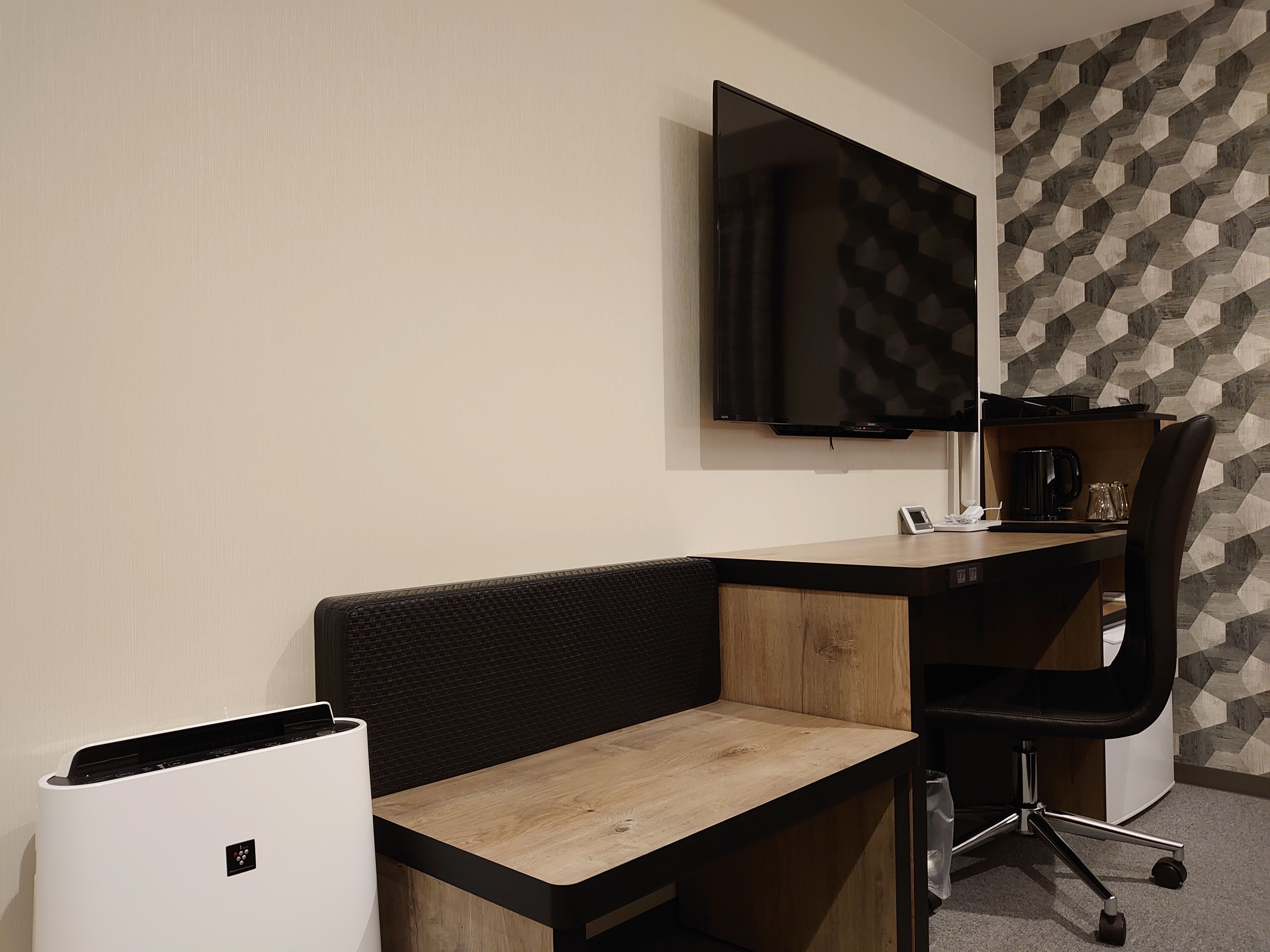 1 bedroom, down duvets, desk, laptop workspace