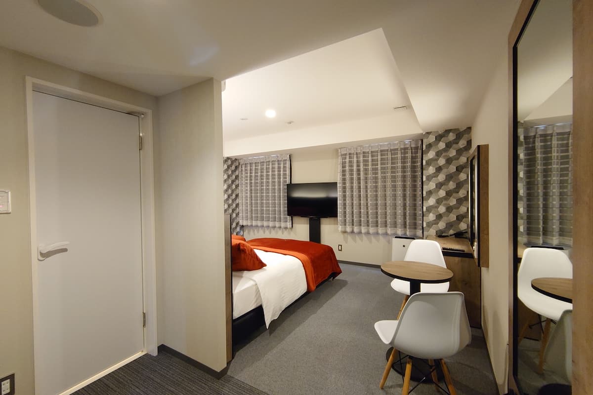 1 bedroom, down duvets, desk, laptop workspace
