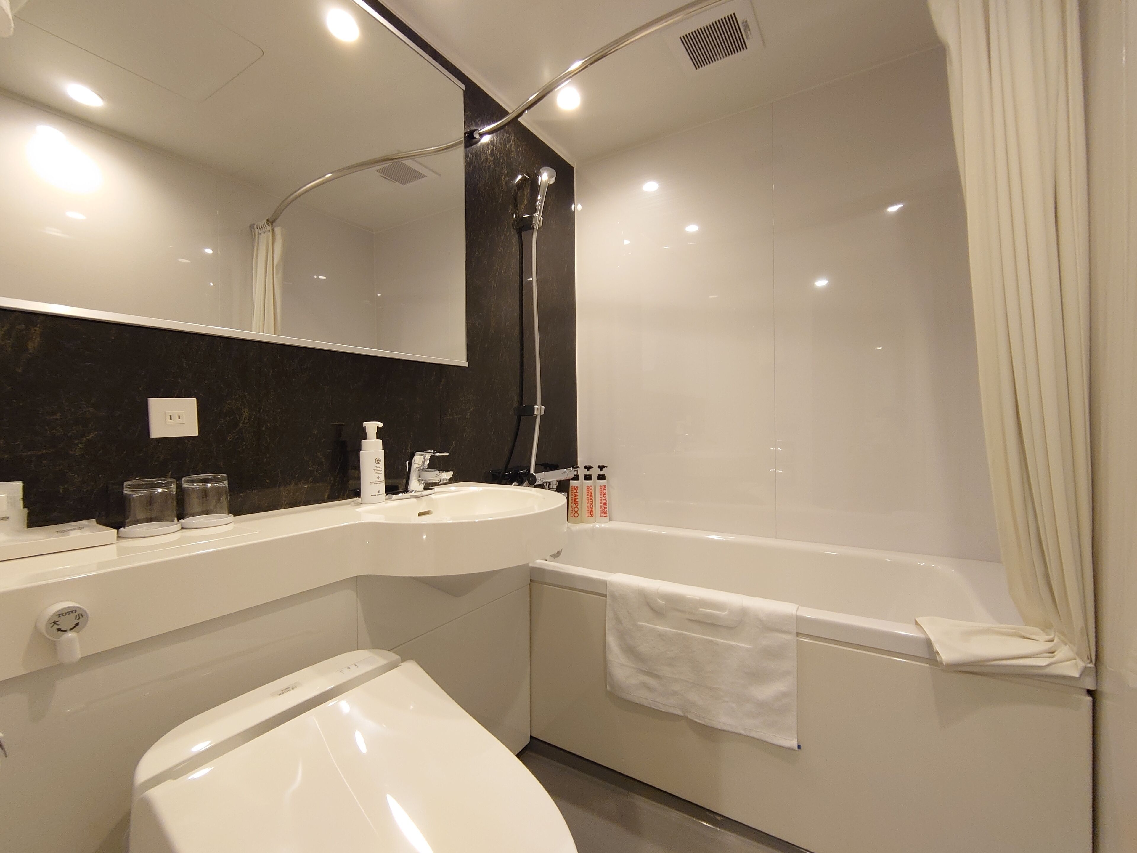 combined shower/bathtub, free toiletries, hair dryer, slippers