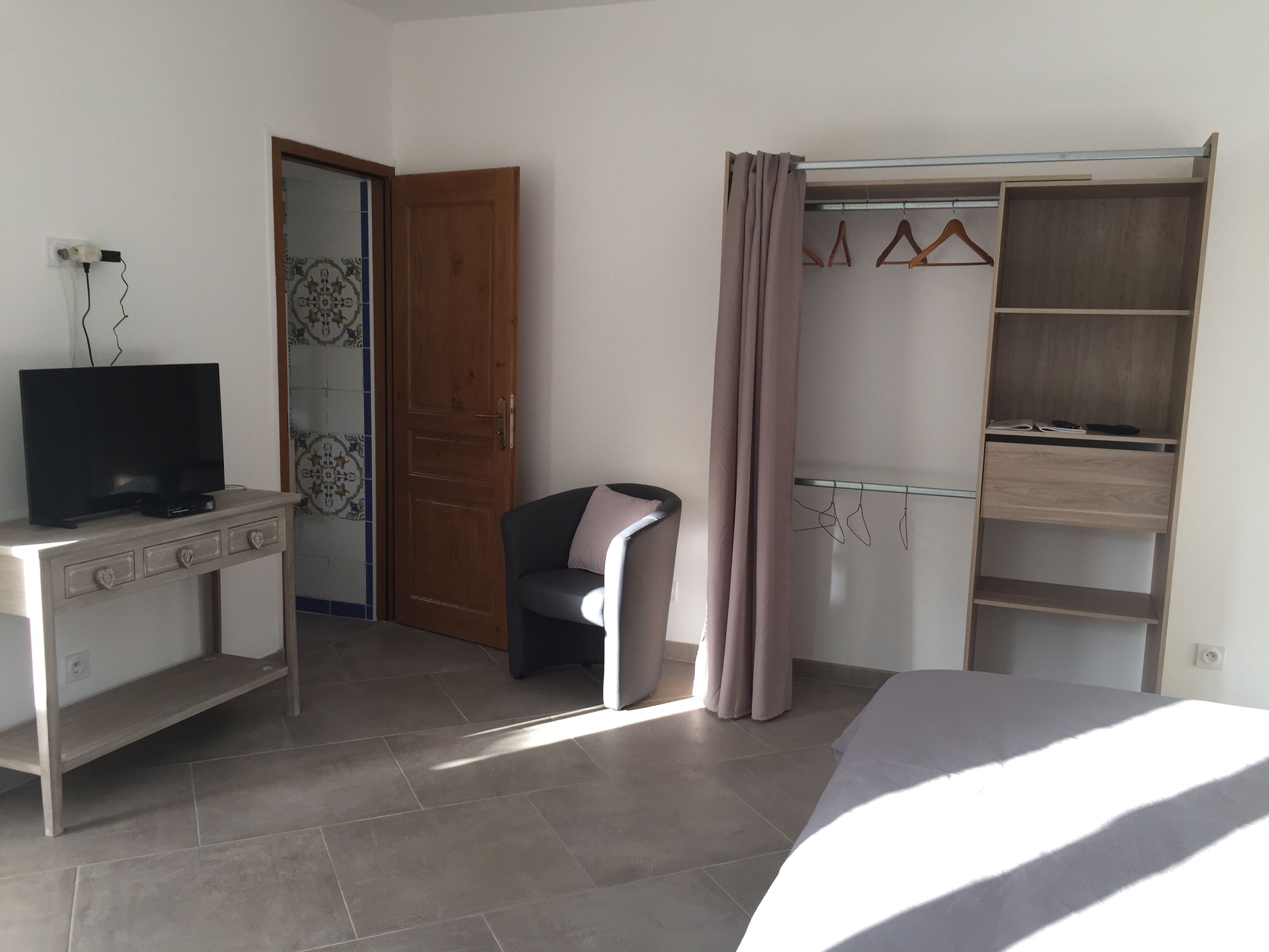 經典開放式客房 | 布置獨特、床單