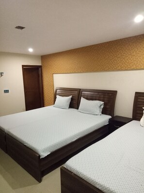 Soundproofing, iron/ironing board, free WiFi, bed sheets - pearl inn (Karachi)