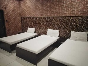 Soundproofing, iron/ironing board, free WiFi, bed sheets - pearl inn (Karachi)