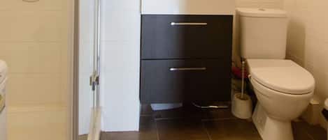 Comfort Double Room Single Use | Bathroom | Shower, rainfall showerhead, hair dryer, heated floors