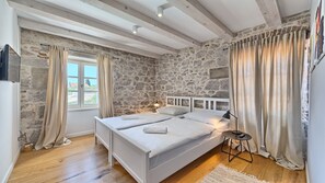 4 bedrooms, iron/ironing board, free WiFi, bed sheets