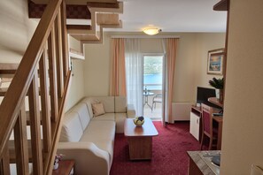 Suite, Balcony, Sea View | Living area