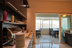 朝食 (ビュッフェ)、毎日提供 (無料)