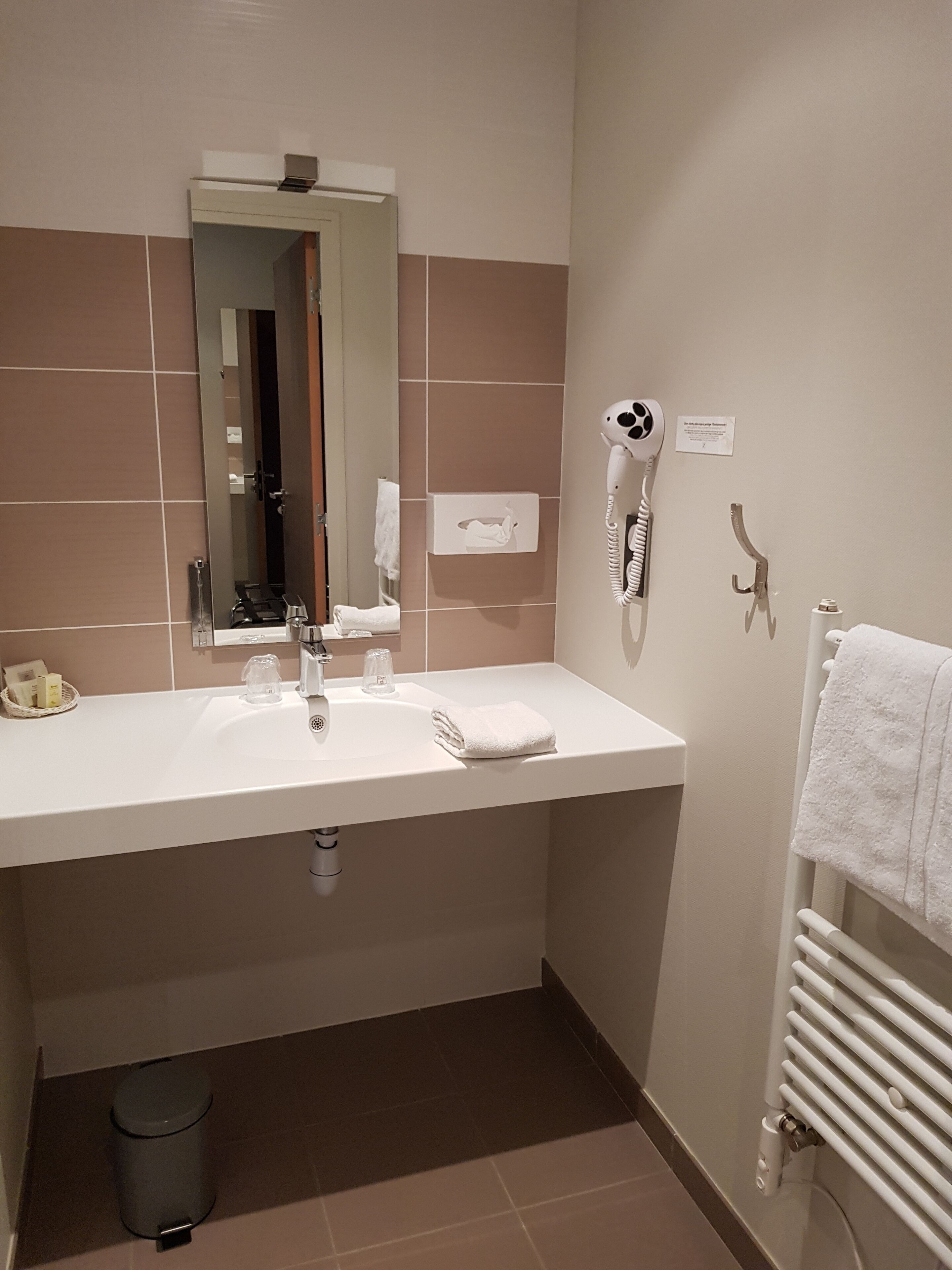 shower, rainfall showerhead, free toiletries, hair dryer