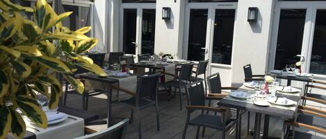 Morgunverður, hádegisverður og kvöldverður í boði