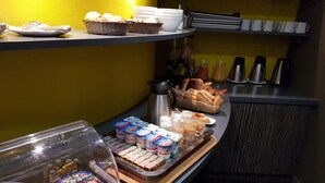 Un bufé de desayuno con diversas opciones de comida y bebidas.