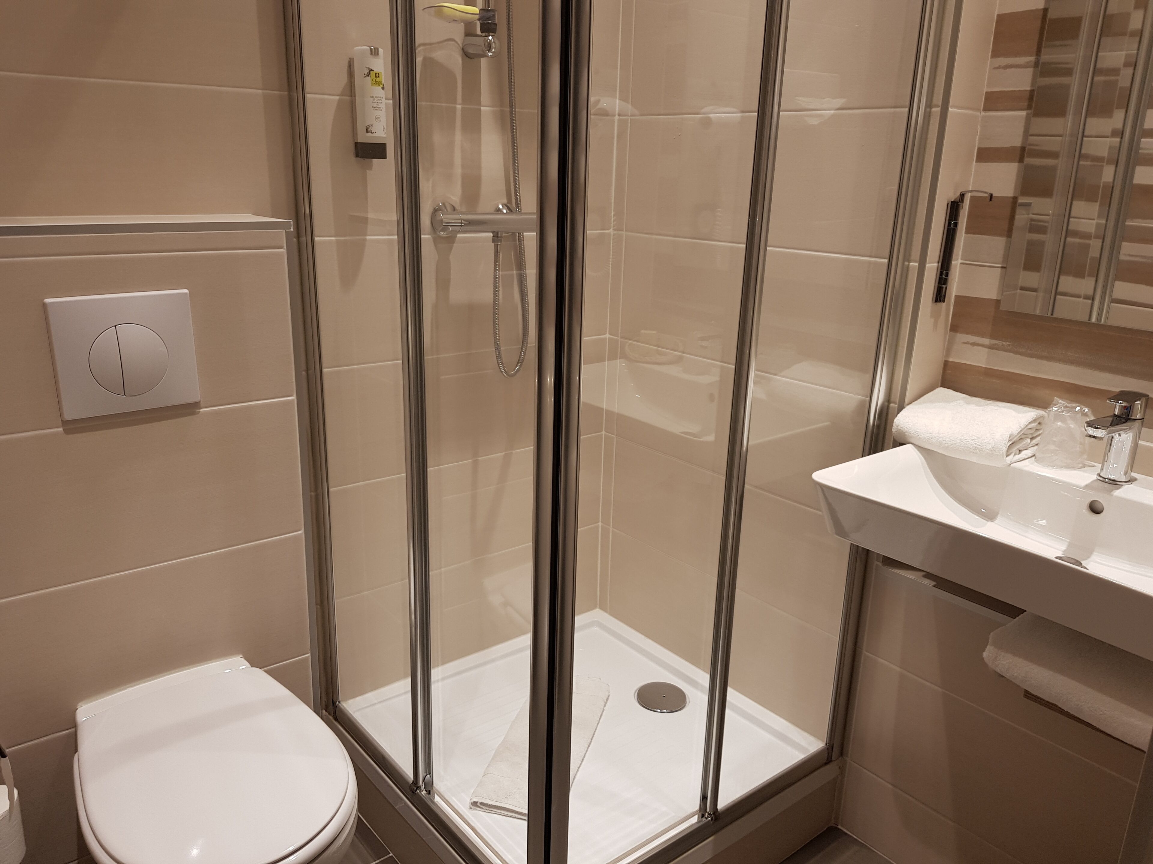 single room | bathroom | shower, rainfall showerhead, free toiletries, hair dryer