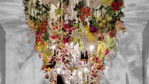A corridor with a floral chandelier and arches. - Giardino Bed & Breakfast (Silvaplana)