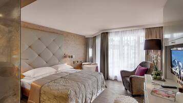Double Room | Hypo-allergenic bedding, in-room safe, individually decorated, desk