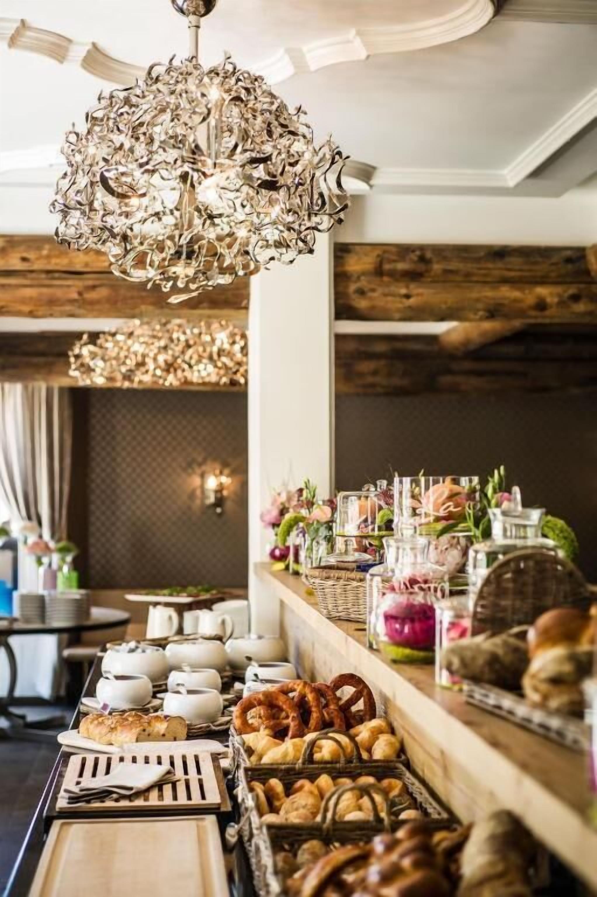 Montaje de bufé con diferentes platillos y una lámpara decorativa.