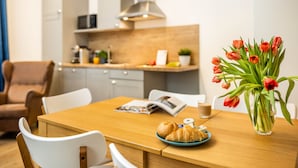 Phòng Suite, 2 phòng ngủ | Bếp riêng | Tủ lạnh, lò vi sóng, bếp nấu, máy rửa bát 