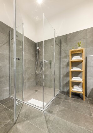 Suite, 2 Bedrooms | Bathroom | Hair dryer, towels, shampoo, toilet paper - Jimmy's Apartments Emerald (Vienna)