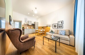 Suite, 1 slaapkamer | Woonruimte | Flatscreentelevisie en vloerwarming