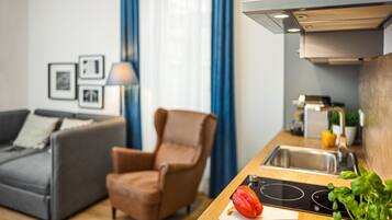 Sviitti, 2 makuuhuonetta | Yksityinen keittiö | Täysikokoinen jääkaappi, mikroaaltouuni, liesi, astianpesukone