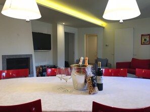 City Apartment, 1 Bedroom | In-room dining