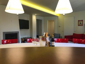 City Apartment, 1 Bedroom | In-room dining