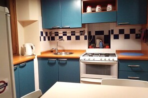 City Apartment, 1 Bedroom | Dapur peribadi | Peti sejuk/penyejuk beku saiz penuh, ketuhar gelombang mikro, ketuhar 