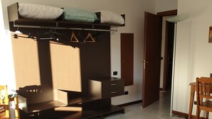 A bedroom with a bed, a wardrobe, a desk, and a chair. - Kibilù - Residenza del Parco Abete (Brebbia)
