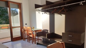 A dining area with a table, chairs, and a cabinet. - Kibilù - Residenza del Parco Abete (Brebbia)