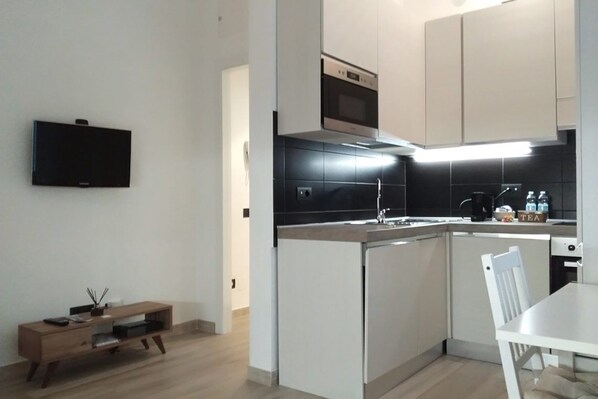 Business Apartment | Private kitchen | Full-size fridge, microwave, oven, stovetop - Kibilù - Via Abetone (Milan)
