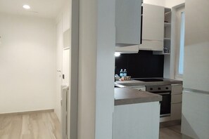 Business Apartment | Private kitchen | Full-size fridge, microwave, oven, stovetop - Kibilù - Via Abetone (Milan)