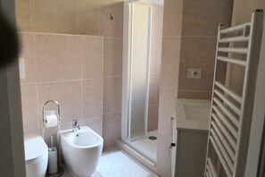 Business Apartment | Bathroom | Shower, free toiletries, hair dryer, bidet - Kibilù - Via Abetone (Milan)