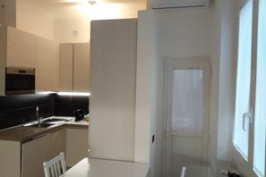 Appartement Affaires | Cuisine privée | Grand réfrigérateur, micro-ondes, four, plaque de cuisson