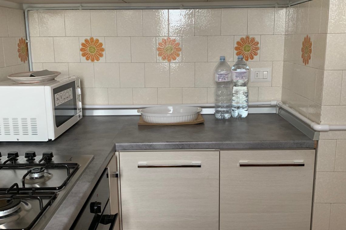 Monolocale Basic | Cucina privata | Frigorifero con congelatore, microonde, piano cottura