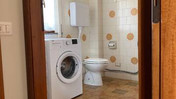 Monolocale Basic | Bagno | Doccia, soffione a pioggia, asciugacapelli, bidet