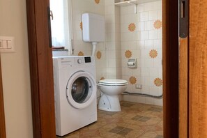 Basic Studio | Bathroom