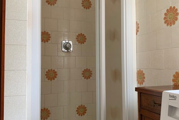 Basic Studio | Bathroom shower