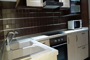 Fridge, stovetop