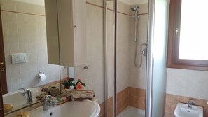 Shower, bidet, towels, toilet paper
