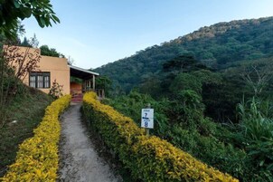 Un sendero lleva a un edificio con un cartel que indica las habitaciones 7 y 8.