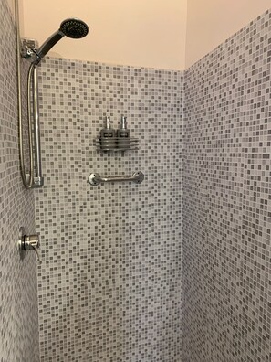 Chuveiro, secador de cabelo, bidê, toalhas de banho
