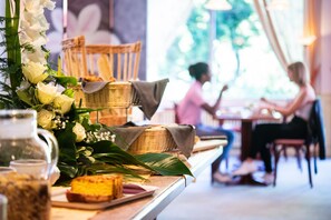 Petit déjeuner continental (11 EUR par personne)