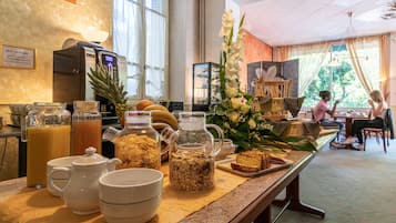 Desayuno continental diario (EUR 11 por persona)