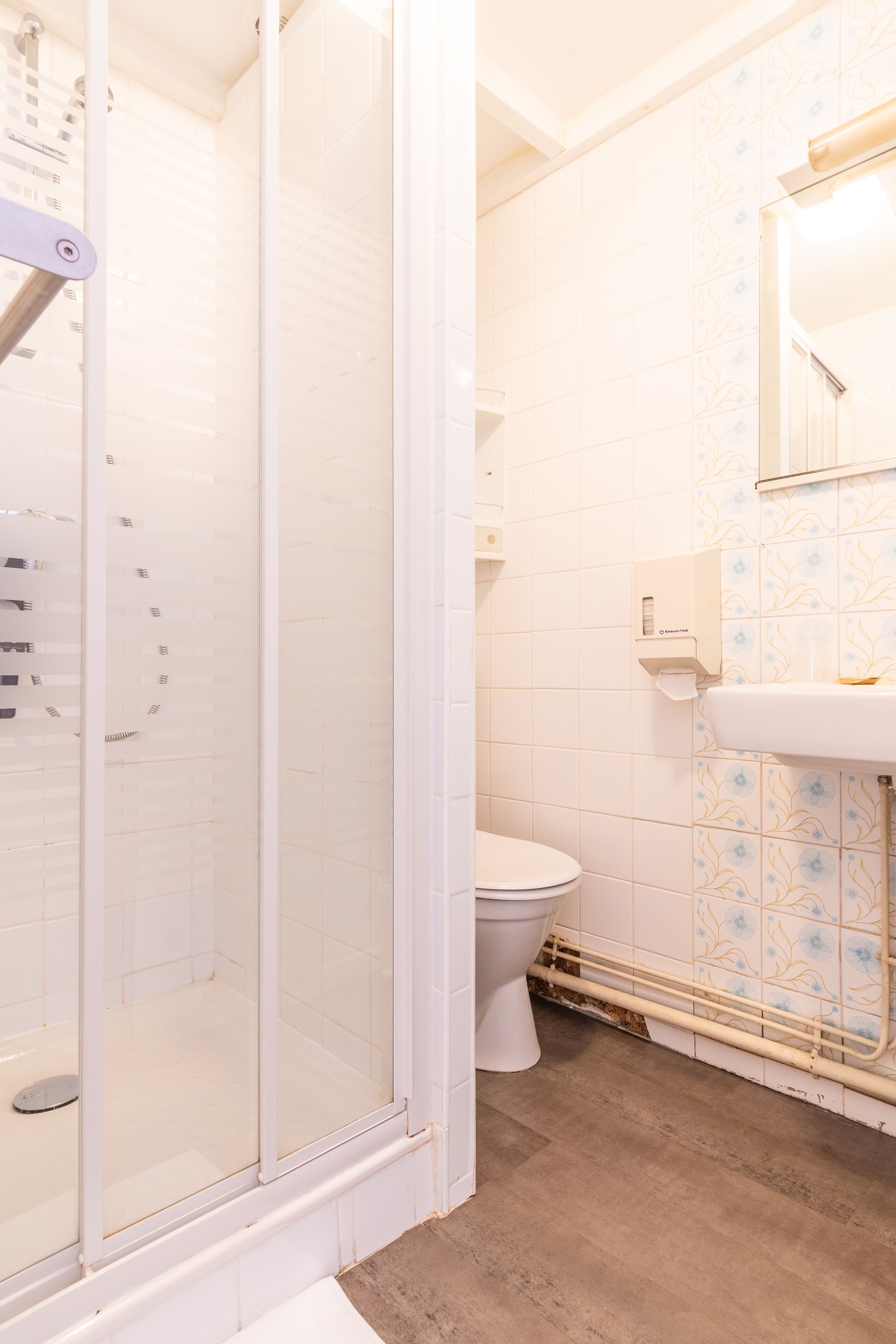 standard single room | bathroom | shower, free toiletries, hair dryer, towels