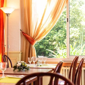 Lunch and dinner served, French cuisine - Hotel des Bains (Aix-les-Bains)